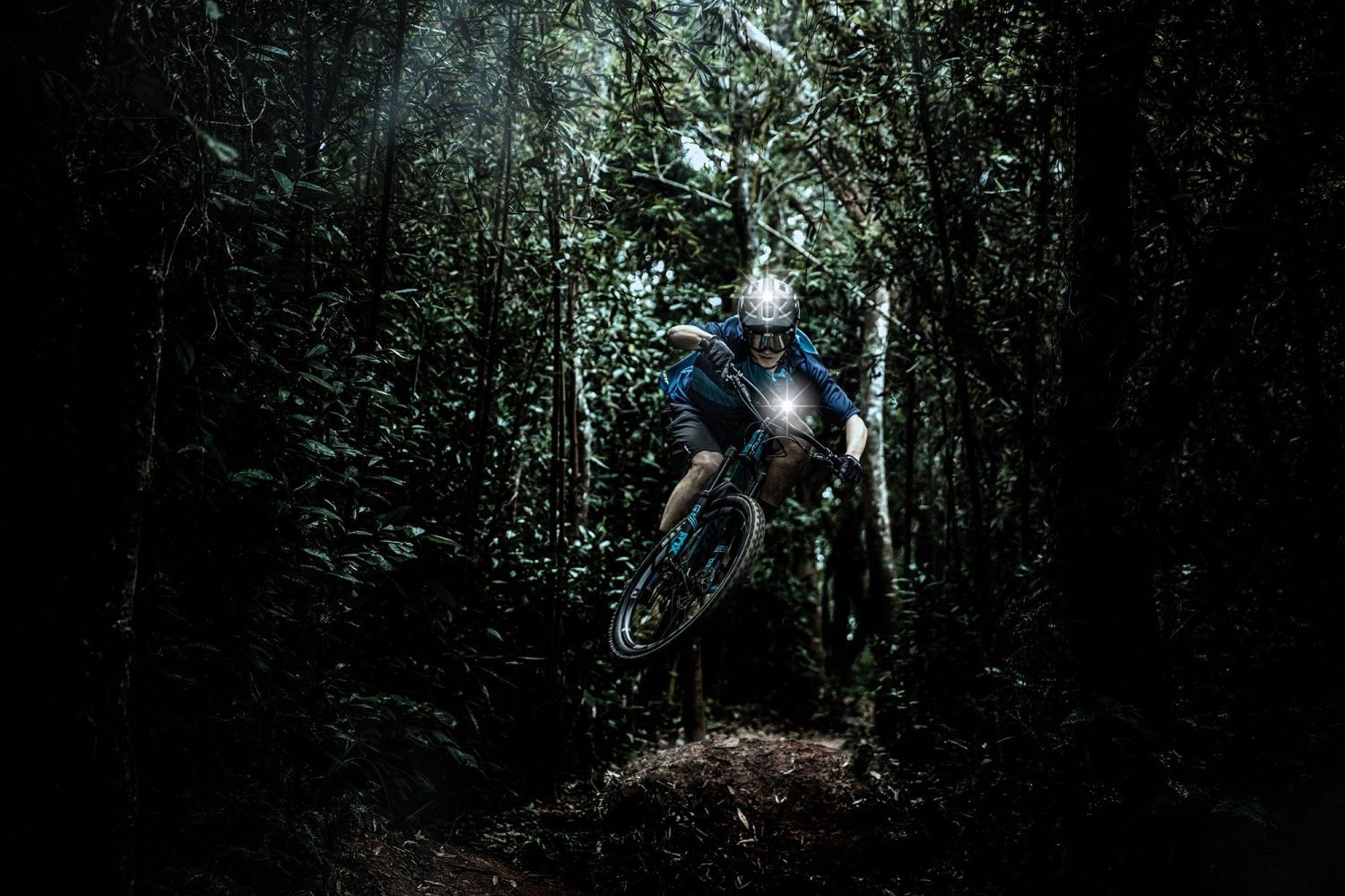 LA REVISTA BIKE RESEÑA LAS LUCES RECON: "FINAS, LIGERAS Y BRILLANTES"