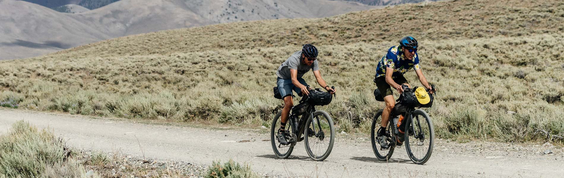 2 Ciclistas montando sus bicis equipadas con bolsos impermeables H2Pro Giant